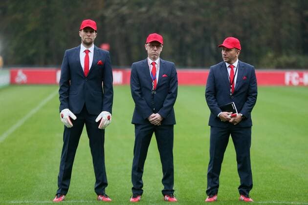 Bilder des Tages - SPORT 1.FC Köln Training im Karnevalsoutfit Champions League von links: Torwarttrainer Alexander Bade, Trainer Peter Stöger, Co-Trainer Manfred Schmid bei der Champions League Hymne 11.11.2016