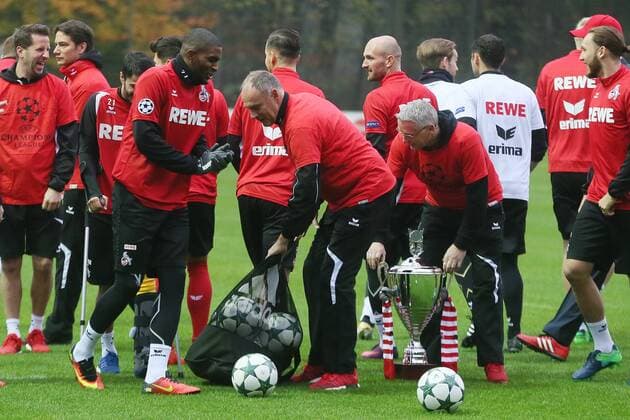 1.FC Köln Training im Karnevalsoutfit Champions League Championsleague-Bälle fürs Training 11.11.2016