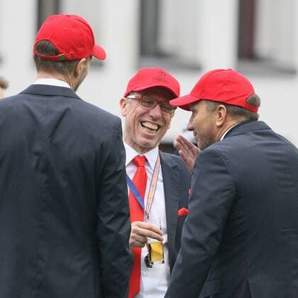 1.FC Köln Training im Karnevalsoutfit Champions League von links: Torwarttrainer Alexander Bade, Trainer Peter Stöger, Co-Trainer Manfred Schmid 11.11.2016