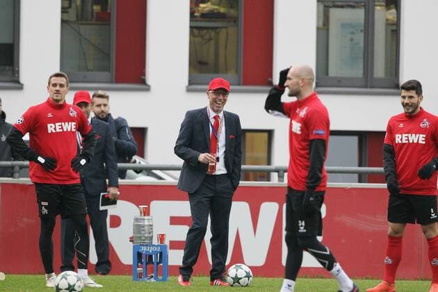 1.FC Köln Training im Karnevalsoutfit Champions League Mitte: Trainer Peter Stöger 11.11.2016
