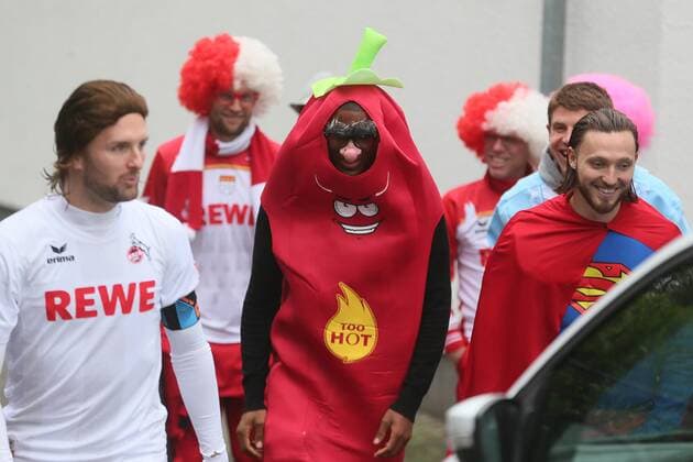 1.FC Köln Training im Karnevalsoutfit Champions League nach dem Training gingen die Spieler in individuellen Kostümen gemeinsam feiern von links: Konstantin Rausch, Anthony Modeste, Marco Höger 11.11.2016