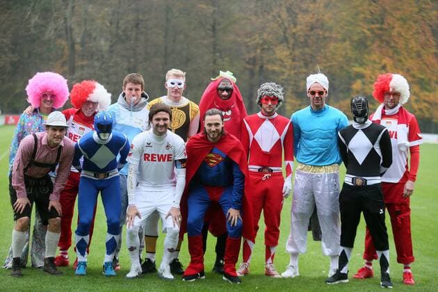 Themen der Woche Bilder des Tages - SPORT 1.FC Köln Training im Karnevalsoutfit Champions League nach dem Training gingen die Spieler in individuellen Kostümen gemeinsam feiern Mannschaftsfoto 11.11.2016