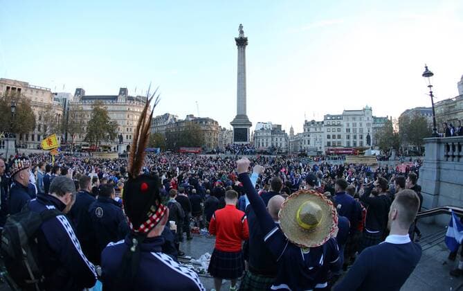 Scotland fans defend on Trafalgar Square before the FIFA World Cup WM Weltmeisterschaft Fussball Qualifying Group F match at Wembley Stadium, London. Picture date: November 11th, 2016. Pic David Klein Sportimage EDITORIAL USE ONLY. No use with unauthorised audio, video, data, fixture lists, club league logos or live services. Online in-match use limited to 120 images, no video emulation. No use in betting, games or single club league player publications.