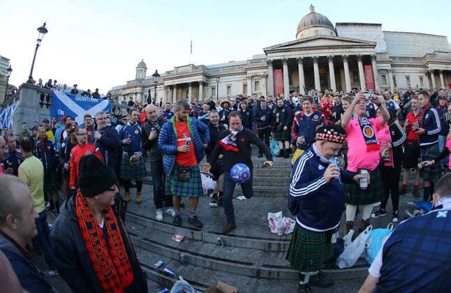 Scotland fans descend on Trafalgar Square before the FIFA World Cup WM Weltmeisterschaft Fussball Qualifying Group F match at Wembley Stadium, London. Picture date: November 11th, 2016. Pic David Klein Sportimage EDITORIAL USE ONLY. No use with unauthorised audio, video, data, fixture lists, club league logos or live services. Online in-match use limited to 120 images, no video emulation. No use in betting, games or single club league player publications.