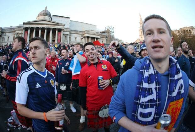 Scotland fans descend on Trafalgar Square before the FIFA World Cup WM Weltmeisterschaft Fussball Qualifying Group F match at Wembley Stadium, London. Picture date: November 11th, 2016. Pic David Klein Sportimage EDITORIAL USE ONLY. No use with unauthorised audio, video, data, fixture lists, club league logos or live services. Online in-match use limited to 120 images, no video emulation. No use in betting, games or single club league player publications.