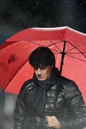 11.11.2016, Fussball WM-Qualifikation Europa, 4. Spieltag Gruppe C, Republik San Marino - Deutschland, im Stadio Olimpico in Serravalle, San Marino. Trainer Joachim Löw (Deutschland) mit seinem Regenschirm. 