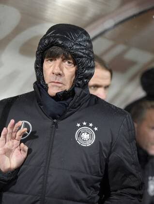 11.11.2016, Fussball WM-Qualifikation Europa, 4. Spieltag Gruppe C, Republik San Marino - Deutschland, im Stadio Olimpico in Serravalle, San Marino. Trainer Joachim Löw (Deutschland) dick eingepackt auf der Bank. 