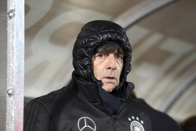 11.11.2016, Fussball WM-Qualifikation Europa, 4. Spieltag Gruppe C, Republik San Marino - Deutschland, im Stadio Olimpico in Serravalle, San Marino. Trainer Joachim Löw (Deutschland) dick eingepackt auf der Bank. 