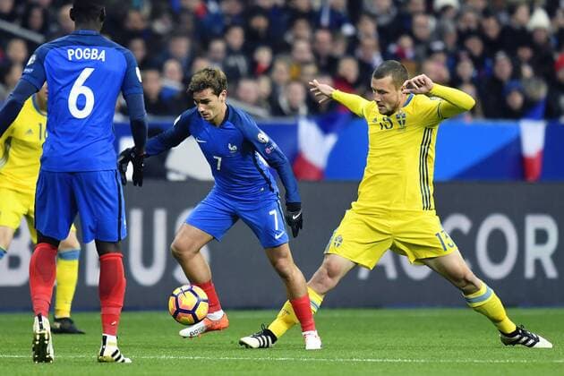 161111 Frankreichs Antoine Griezmann und Schwedens Jakob Johansson Fußball WM-Quali Frankreich vs Schweden am 11. November 2016 in Saint-Denis  Copyright: PETTERxARVIDSON BB161111PA043