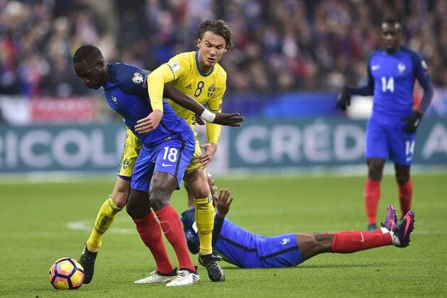 Fußball, WM Quali, Frankreich - Schweden Moussa Sissoko (France) vs Albin Ekdal (Suede) FOOTBALL : Frankreich - Schweden Nationalteam Länderspiel - Eliminatoires CM2018 - Paris - 11 11 2016 JBAutissier Panoramic 