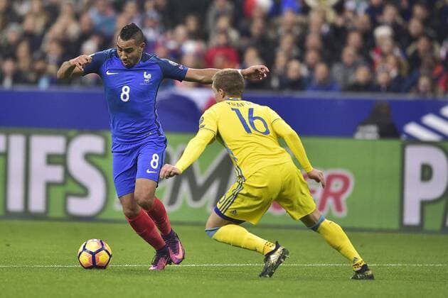 Fußball, WM Quali, Frankreich - Schweden Dimitri Payet (France) vs Emil Krafth (Suede) FOOTBALL : Frankreich - Schweden Nationalteam Länderspiel - Eliminatoires CM2018 - Paris - 11 11 2016 JBAutissier Panoramic 