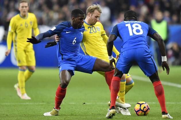 Bilder des Tages - SPORT Fußball, WM Quali, Frankreich - Schweden 161111 Frankreichs Paul Pogba und Schwedens Ola Toivonen Fußball WM-Quali Frankreich vs Schweden am 11. November 2016 in Saint-Denis  Copyright: PETTERxARVIDSON BB161111PA049