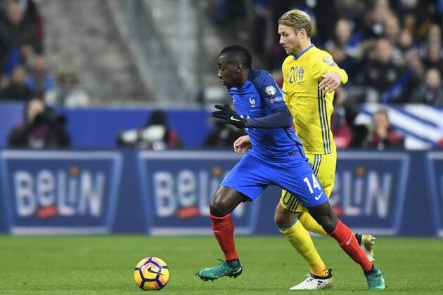 Fußball, WM Quali, Frankreich - Schweden 161111 Frankreichs Blaise Matuidi und Schwedens Ola Toivonen Fußball WM-Quali Frankreich vs Schweden am 11. November 2016 in Saint-Denis  Copyright: PETTERxARVIDSON BB161111PA050