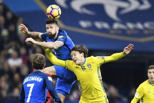 Bilder des Tages - SPORT Fußball, WM Quali, Frankreich - Schweden 161111 Frankreichs Olivier Giroud und Schwedens Albin Ekdal Fußball WM-Quali Frankreich vs Schweden am 11. November 2016 in Saint-Denis  Copyright: PETTERxARVIDSON BB161111PA051