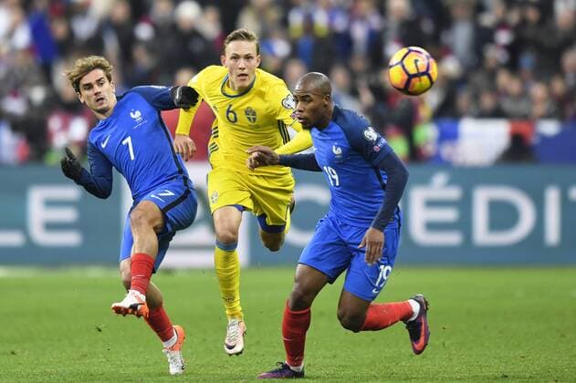 Fußball, WM Quali, Frankreich - Schweden 161111 Schwedens Ludwig Augustinsson mot Frankreichs Antoine Griezmann und Djibril Sidibe Fußball WM-Quali Frankreich vs Schweden am 11. November 2016 in Saint-Denis  Copyright: PETTERxARVIDSON BB161111PA053
