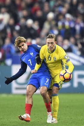 Fußball, WM Quali, Frankreich - Schweden 161111 Frankreichs Antoine Griezmann und Schwedens Ludwig Augustinsson Fußball WM-Quali Frankreich vs Schweden am 11. November 2016 in Saint-Denis  Copyright: PETTERxARVIDSON BB161111PA054