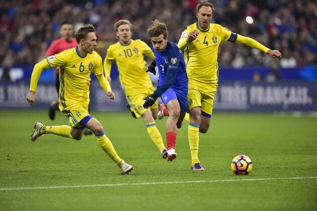 Fußball, WM Quali, Frankreich - Schweden Antoine Griezmann (France) vs Andreas Granqvist (Suede) FOOTBALL : Frankreich - Schweden Nationalteam Länderspiel - Eliminatoires CM2018 - Paris - 11 11 2016 JBAutissier Panoramic 
