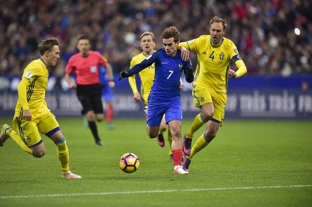 Fußball, WM Quali, Frankreich - Schweden Antoine Griezmann (France) vs Andreas Granqvist (Suede) FOOTBALL : Frankreich - Schweden Nationalteam Länderspiel - Eliminatoires CM2018 - Paris - 11 11 2016 JBAutissier Panoramic 