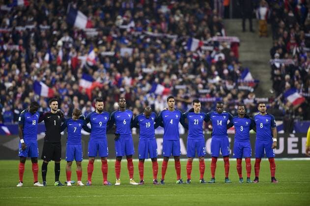 Fußball, WM Quali, Frankreich - Schweden Minute de silence en hoage aux victimes des attentats du 13 novembre 2015 joueurs de l equipe de france FOOTBALL : Frankreich - Schweden Nationalteam Länderspiel - Eliminatoires CM2018 - Paris - 11 11 2016 JBAutissier Panoramic 