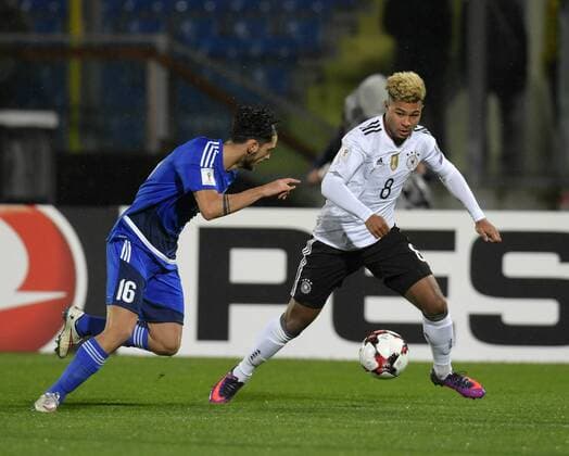 11.11.2016, Fussball WM-Qualifikation Europa, 4. Spieltag Gruppe C, Republik San Marino - Deutschland, im Stadio Olimpico in Serravalle, San Marino. v.li: Davide Cesarini (San Marino) gegen Serge Gnabry (Deutschland). 