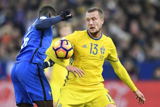 Fußball, WM Quali, Frankreich - Schweden 161111 Schwedens Jakob Johansson und Frankreichs Paul Pogba Fußball WM-Quali Frankreich vs Schweden am 11. November 2016 in Saint-Denis  Copyright: PETTERxARVIDSON BB161111PA063