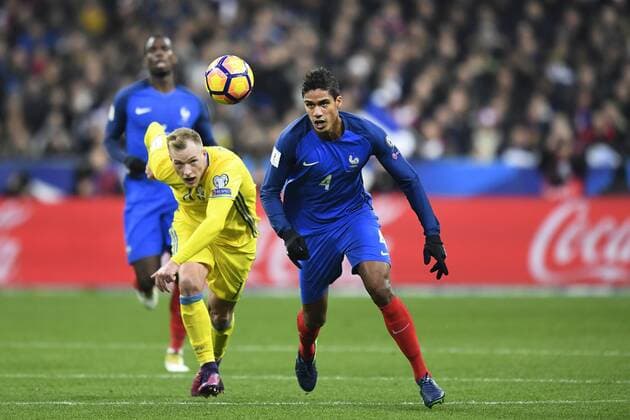 Fußball, WM Quali, Frankreich - Schweden 161111 Schwedens John Guidetti und Frankreichs Raphael Varane Fußball WM-Quali Frankreich vs Schweden am 11. November 2016 in Saint-Denis  Copyright: PETTERxARVIDSON BB161111PA064