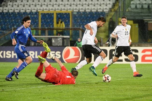 Fussball, Herren, Saison 2016 17, WM-Qualifikation (Gruppe C, 4. Spieltag) in San Marino, San Marino - Deutschland, Sami Khedira (Nr. 6, Deutschland) erzielt das Tor zum 1:0, 11.11.16,