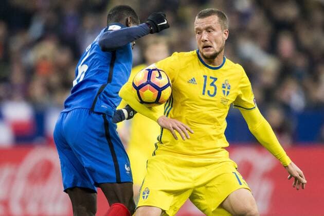 Fußball, WM Quali, Frankreich - Schweden 161111 Frankreichs Paul Pogba und Schwedens Jakob Johansson Fußball WM-Quali Frankreich vs Schweden am 11. November 2016 in Saint-Denis  Copyright: PETTERxARVIDSON BB161111PA074