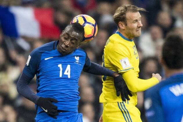 Fußball, WM Quali, Frankreich - Schweden 161111 Frankreichs Blaise Matuidi und Schwedens Ola Toivonen Fußball WM-Quali Frankreich vs Schweden am 11. November 2016 in Saint-Denis  Copyright: PETTERxARVIDSON BB161111PA077