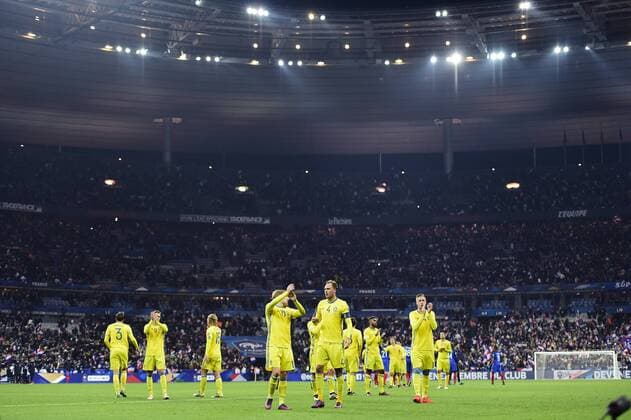 Fußball, WM Quali, Frankreich - Schweden 161111 Sveriges spelare tackar publiken Frankreich - Schweden Nationalteam Länderspiel WM Quali Paris.  Copyright: PETTERxARVIDSON BB161111PA113