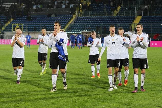 l-r: Schlussjubel der Mannschaft, Kevin Volland 20 (Deutschland), Mats Hummels 5 (Deutschland), Thomas Mueller 13 (Deutschland), Leon Goretzka 10 (Deutschland), San Marino vs. Deutschland, Fussball, WM-Qualifikation, 11.11.2016 San Marino Copyright: xKolbert Eibner-Pressefotox EP_CKT