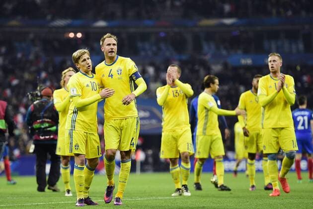 Fußball, WM Quali, Frankreich - Schweden 161111 Sveriges Emil Forsberg och Andreas Granqvist kramar om varandra Frankreich - Schweden Nationalteam Länderspiel WM Quali Paris.  Copyright: PETTERxARVIDSON BB161111PA115