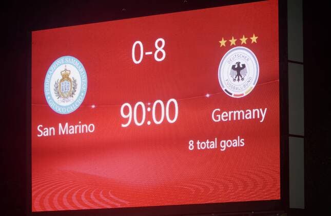 Fussball, Herren, Saison 2016 17, WM-Qualifikation (Gruppe C, 4. Spieltag) in San Marino, San Marino - Deutschland, Anzeigetafel mit 0:8-Endstand, 11.11.16,