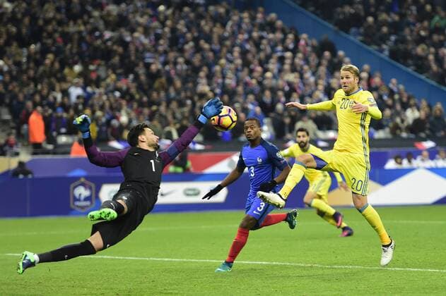 Fußball, WM Quali, Frankreich - Schweden 161111 Frankrikes malvakt Hugo Lloris och Sveriges Ola Toivonen Frankreich - Schweden Nationalteam Länderspiel WM Quali Paris  Copyright: PETTERxARVIDSON BB161111PA123
