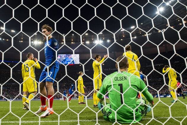 161111 Frankrikes Antoine Griezmann (tv) jublar efter att Paul Pogba (ej i bild) gjort 1-1 och Sveriges malvakt Robin Olsen deppar Frankreich - Schweden Nationalteam Länderspiel WM Quali Paris  Copyright: PETTERxARVIDSON BB161111PA124