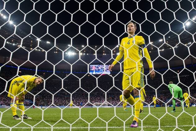 161111 Sveriges Jakob Johansson och Andreas Granqvist deppar efter att Frankrikes Dimitri Payet (ej i bild) gjort matchavgörande 2-1 malet Frankreich - Schweden Nationalteam Länderspiel WM Quali Paris  Copyright: PETTERxARVIDSON BB161111PA127