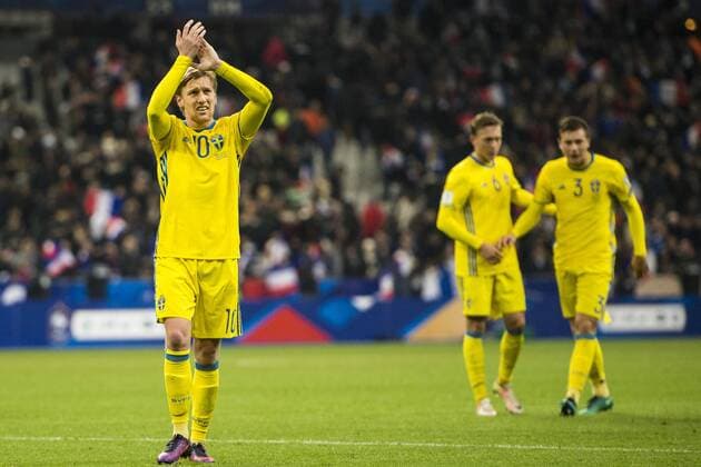 161111 Sveriges Emil Forsberg tackar publiken Frankreich - Schweden Nationalteam Länderspiel WM Quali Paris.  Copyright: PETTERxARVIDSON BB161111PA130