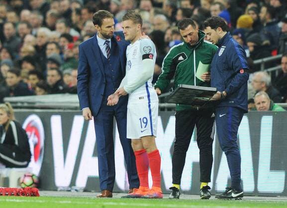 Football - 2016 2017 World Cup Qualifier - Group F: England vs. Scotland England Manager Gareth Southgate with Jamie Vardy at Wembley. COLORSPORT ANDREW COWIE 