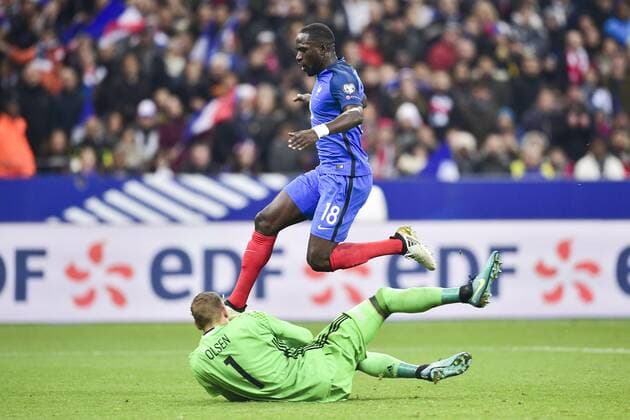 Moussa Sissoko (France) vs Robin Olsen (Suede) FOOTBALL : Frankreich - Schweden Nationalteam Länderspiel - Eliminatoires CM2018 - Paris - 11 11 2016 JBAutissier Panoramic 