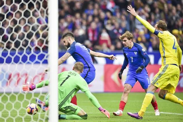 Olivier Giroud (France) vs Robin Olsen (Suede) FOOTBALL : Frankreich - Schweden Nationalteam Länderspiel - Eliminatoires CM2018 - Paris - 11 11 2016 JBAutissier Panoramic 