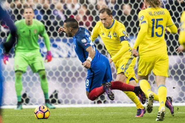161111 Frankrikes Dimitri Payet faller i kamp med Sveriges Andreas Granqvist Frankreich - Schweden Nationalteam Länderspiel WM Quali Paris  Copyright: PETTERxARVIDSON BB161111PA147