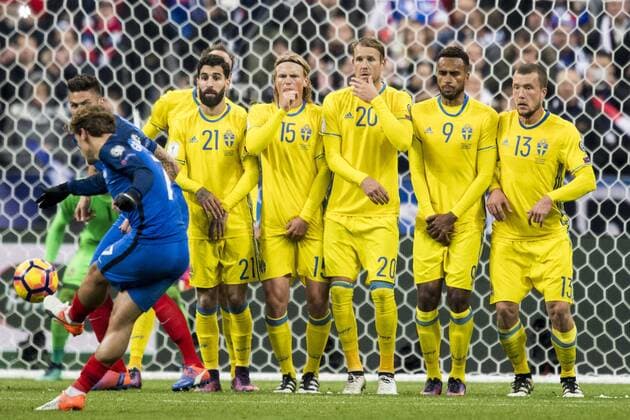 161111 Sveriges Jimmy Durmaz, Oscar Hiljemark, Ola Toivonen, Isaac Kiese Thelin och Jakob Johansson star i mur när Frankrikes Antoine Griezmann slar en frispark Frankreich - Schweden Nationalteam Länderspiel WM Quali Paris  Copyright: PETTERxARVIDSON BB161111PA149