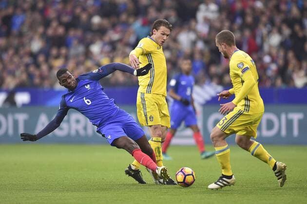 Paul Pogba (France) vs Albin Ekdal (Suede) FOOTBALL : Frankreich - Schweden Nationalteam Länderspiel - Eliminatoires CM2018 - Paris - 11 11 2016 JBAutissier Panoramic 