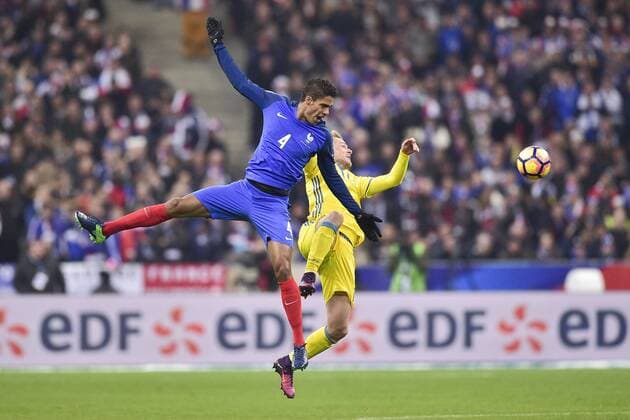 Raphael Varane (France) vs John Guidetti (Suede) FOOTBALL : Frankreich - Schweden Nationalteam Länderspiel - Eliminatoires CM2018 - Paris - 11 11 2016 JBAutissier Panoramic 