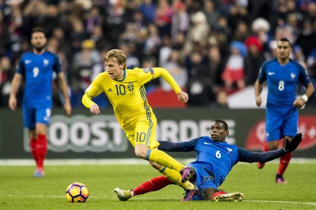 161111 Sveriges Emil Forsberg tar sig förbi Frankrikes Paul Pogba Frankreich - Schweden Nationalteam Länderspiel WM Quali Paris  Copyright: PETTERxARVIDSON BB161111PA156