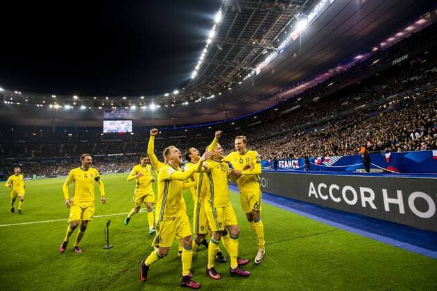 161111 Sveriges John Guidetti, Emil Forsberg och Ludwig Augustinsson jublar efter att Emil Forsberg gjort 0-1 Frankreich - Schweden Nationalteam Länderspiel WM Quali Paris  Copyright: PETTERxARVIDSON BB161111PA171