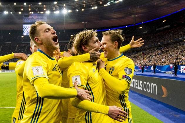 161111 Sveriges John Guidetti, Emil Forsberg och Ludwig Augustinsson jublar efter att Emil Forsberg gjort 0-1 Frankreich - Schweden Nationalteam Länderspiel WM Quali Paris  Copyright: PETTERxARVIDSON BB161111PA172