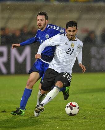 11.11.2016, Fussball WM-Qualifikation Europa, 4. Spieltag Gruppe C, Republik San Marino - Deutschland, im Stadio Olimpico in Serravalle, San Marino. v.l. Tommaso Zafferani (San Marino) gegen Ilkay Gündogan (Deutschland) 