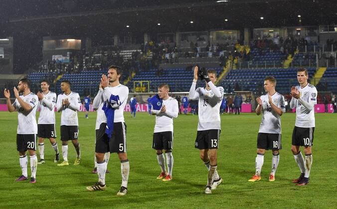 11.11.2016, Fussball WM-Qualifikation Europa, 4. Spieltag Gruppe C, Republik San Marino - Deutschland, im Stadio Olimpico in Serravalle, San Marino. Schlussjubel der deutschen Spieler. v.l. Kevin Volland (Deutschland), Jonas Hector (Deutschland), Benjamin Henrichs (Deutschland), Mats Hummels (Deutschland), Max Meyer (Deutschland), Thomas Müller (Deutschland), Joshua Kimmich (Deutschland) und Leon Goretzka (Deutschland)