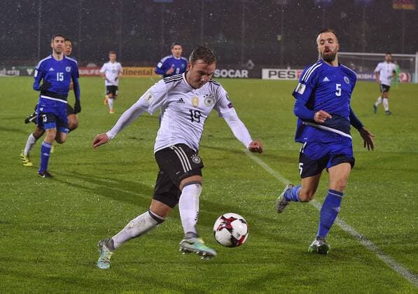 11.11.2016, Fussball WM-Qualifikation Europa, 4. Spieltag Gruppe C, Republik San Marino - Deutschland, im Stadio Olimpico in Serravalle, San Marino. v.l. Mario Götze (Deutschland) gegen Fabio Vitaioli (San Marino) 